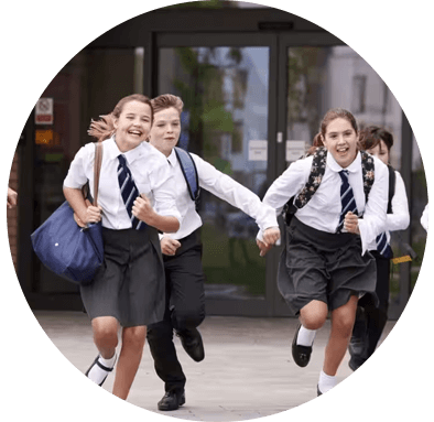 Foto niños corriendo al salir del colegio. Bono escolaridad para los hijos de nuestros colaboradores. Es uno de Nuestros Beneficios